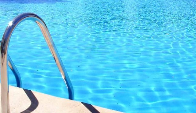 MUERE AHOGADA BEBÉ DE UN AÑO AL CAER EN UNA PISCINA 🔺 En Venezuela, la infante estaba bajo el cuidado de su abuelo en el momento del incidente, quien se encontraba dentro del domicilio. #InspectorNocturno🕵🏿‍♂️🔎 #Noticias🚨🚓👮🏾‍♂️ #Internacional Venezuela.- Según versiones recabadas en el sitio del hecho por medios locales, la bebé se encontraba en compañía de una niña en el patio de una vivienda con piscina ubicada en el barrio Maisanta, cuando la pequeña se ausentó brevemente para buscar agua dentro de la residencia. Al regresar, la bebé no se encontraba donde la dejó por lo que presumió que cayó en el estanque. Trascendió que pidió auxilio a un familiar, quien rescató a la criatura sumergida en el agua, por lo cual fue llevada al Hospital de Los Veteranos, donde ingresó sin signos vitales. Al momento del suceso, la infante se encontraba bajo el cuidado de su abuelo, quien estaba dentro del domicilio.