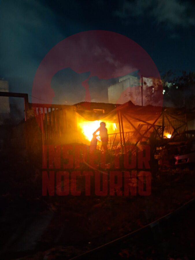 VORAZ INCENDIO DEJA A FAMILIA SIN HOGAR - Inspector Nocturno